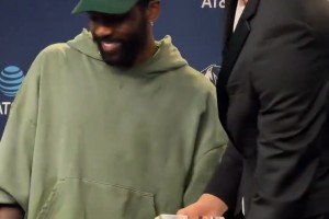 队友们现场来支持弗拉格最佳新秀...相关视频