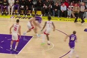 弗拉格拿着最佳新秀奖杯与来自杜克的欧文，莱福利合影...相关视频